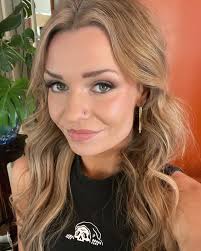 Sheena Holmes's Instagram, Twitter & Facebook