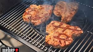 Photo Boulanger dstocke et affiche ce barbecue sign Weber  prix ...