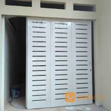 Garasi rumah mobil arsitektur bangunan jendela pintu kendaraan perbaikan montir. Rel Pintu Besi Garasi Mobil Rumah Tangerang Jualo