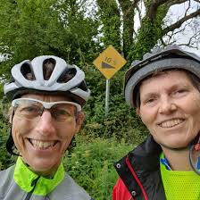 Thera en Marijke fietsen de groene ronde van Ierland
