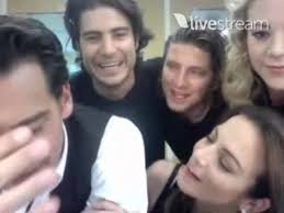 Agustina casi descubre que andrés y camila pasaron la noche juntos, pero él logra escapar de la habitación. Twitcam Cristian De La Fuente Iamdelafuente Silvia Navarro Y Parte Del Elenco Parte 1 Youtube