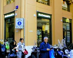 We have reviews of the best places to see in bagni di tivoli. Mcdonalds By Trevi Fountain Picture Of Mcdonald S Roma Fontana Di Trevi Rome Tripadvisor