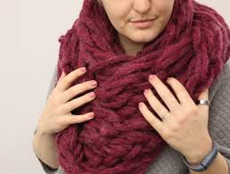 Xxl Stricken Ohne Nadeln In Nur 90 Minuten Strickst Du Eine Kuscheldecke Stricken Mit Den Armen Stricken Mit Dicker Wolle Stricken