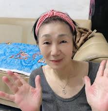 台一線阿玟-  今天在路上遇到一位不認識的朋友，認出我後，且跟我聊了一下，對方問我說，你們這圈子好像還不錯，可以說說唱唱、又可以賺錢，我說，裡面還有更多心酸，是得自己去克服的，說完後，對方就默默的離開了，我承認我很難聊🤣🤣🤣🤣🤣  #台一線阿文#