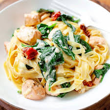 Makaron Z Lososiem W Kremowym Sosie Z Suszonymi Pomidorami I Szpinakiem Pysznie I Szybko Link Do Przepisu W Profilu Healthy Recipes Workout Food Recipes