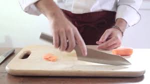 Tecniche e metodi per tagliare la verdura come i professionisti. Come Tagliare Le Verdure Le Tecniche Di Base Youtube