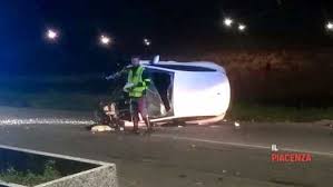 Si indaga per ora per omicidio colposo plurimo e lesioni colpose. Auto Si Schianta Contro Un Albero Si Ribalta E Perde Il Motore