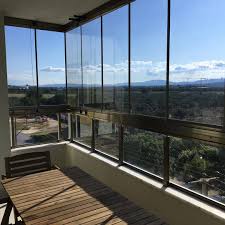 Cam balkon sistemi, alüminyum raylar sayesinde hareket edebilen camların balkonun tüm köşelerinden başlayarak, tamamını kapatması ile uygulanacak alana pek çok faydasının bulunmasının yanı sıra, cam balkon sistemlerinde dikkat edilecek hususlar da bulunmaktadır. Konya Katlanir Cam Balkon Urunlerimiz