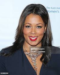 Dr. Sonia Henry receives her "Kicked it Heels" Award from Janina... News  Photo