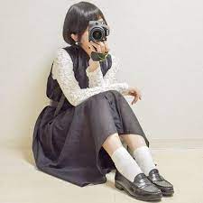 ブラックワンピのモードな着回しコーデ モノトーンでモードに レースやローファーを使ってレトロな感じもプラスしてみました ハーネスとレースブラウスは 以前guで購入したものです 100均のソックスも結構使えて重宝して モード系