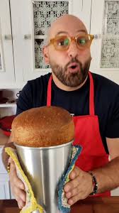 IL Babà di Max 🤤 il babà è na cosa seria ... ingredienti👇 4 uova 20 gr di  zucchero 1 cucchiaio di miele 20 gr lievito di birra 300 gr farina 00 100  gr di burro un cucchiaino di sale Bagna👇 400 gr ...