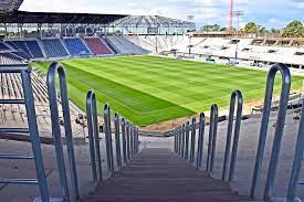 To powrót portowców do europejskich pucharów po 20 latach. Cztery Trybuny Stadionu Pogoni Szczecin Juz Prawie Domkniete Robotnicy Uwijaja Sie Przed Meczem Z Nk Osijek