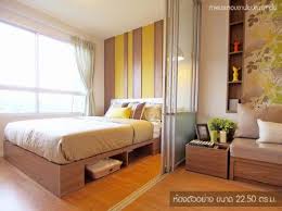 ห องนอน ม การก นห องด วยประต กระจกบานสไลด พ บ 3 ช น ทำให สามารถเป ดห องได กว างข นและโล งสะดวกเวลาขนย ายเฟอร น เจอร ส วนเต ยงเป นแบบส บ าน เต ยงนอน ห องนอน