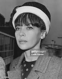 Leslie White's Instagram, Twitter & Facebook