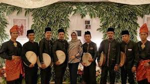 Gambus adalah salah satu alat musik tradisional dari riau yang bentuknya mirip dengan gitar, namun memiliki bentuk yang mirip dengan buah labu dibagi dua. Daftar 8 Alat Musik Iringi Lagu Dan Tari Melayu Riau Halaman All Tribunpekanbaru Wiki
