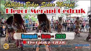 Keragamannya didasarkan pertunjukan ndadi yang ada dalam jaranan. Musik Und Politik Anhand Von Raja Kirik Nusasonic