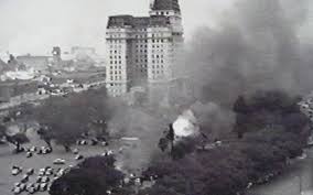 En la plaza de mayo, en el centro de la capital de la nación; Carlino Recordo El Bombardeo A Plaza De Mayo Inforegion Com Ar