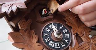 Figurky, točící se se vodní kolo a další části pohybující se díky důmyslnému systému mechanických vahadel napojených na stroj hodin. Jak Vypada Historie Kukackovych Hodin Timestore Cz