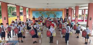 Macam mana untuk pergi tanah perkuburan islam seksyen 9 kota damansara dengan mrt & lrt? Gardenia Kl Prepares Under Served School Children For The 2021 School Term
