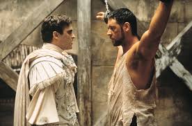 Scelto per salire al trono alla morte dell'imperatore, un generale romano finisce condannato a morte per la sete di potere del figlio del defunto. Joaquin Phoenix E L Attore Piu Importante Del Momento Il Suo Vissuto Ci Racconta Perche
