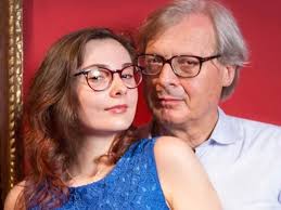 Le immagini di vittorio sgarbi espulso dalla camera e portato via di peso dai commessi di montecitorio hanno scatenato l'ironia degli utenti sui social. Vittorio Sgarbi E I Figli Come Padre Non Ho Fatto Nulla Intervista Corriere It