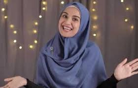 Jika ingin tampil dengan pashmina yang menutup dada, kini kamu bisa hijab pashmina dengan tambahan bros juga mempercantik tutorial hijab kamu yang simpel. Tutorial Hijab Menutup Dada Dari Pashmina Segi Panjang Fappin