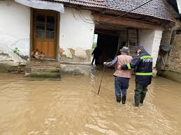 Institutul naţional de hidrologie şi gospodărire a apelor (inhga) a emis astăzi o avertizare cod roşu de inundaţii, valabilă pe râul jiu până la ora 12. Cod RoÈu De InundaÈii In JudeÈul CaraÈ Severin Update 17 LocalitÄÈi Afectate De Ape