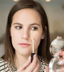 Ini lebih baik dibanding dengan mencobanya pada kulit bagian tubuh yang lain. 6 Trik Menggunakan Concealer Untuk Hasil Make Up Yang Sempurna