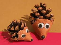 Un Herisson En Pomme De Pin Et Pate A Modeler Durcissante Pomme De Pin Pomme De Pin Maternelle Creations D Automne