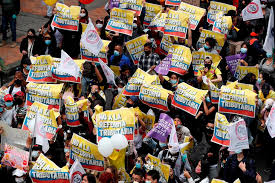 El presidente colombiano, iván duque, anunció este domingo el retiro del proyecto de reforma tributaria presentado al congreso el pasado 15 de abril, que detonó las protestas sociales y desórdenes de los últimos cuatro días en el país. T35qn3a6aliq4m