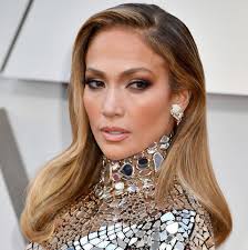 Recently, she opted for honey blond highlights that bring more she then finishes with opalex blond perfector no.2 which she leaves for 20 minutes before shampooing and conditioner. Get Jennifer Lopez S Hair Color According To Expert Colorists