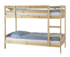 I letti castello ikea sul catalogo sono presentati come soluzioni funzionali e divertenti, sicuramente apprezzati dai bambini per gli allestimenti vivaci e i tessili dedicati al mondo giovane. Letti A Castello