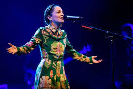 Natalia lafourcade se trasladó a canadá donde conoció a la banda people project, con quienes todavía colabora frecuentemente. Erudite Mexican Pop Singer Natalia Lafourcade Returns With More Classic Latin American Ballads Bleader