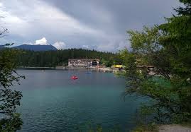 The eibsee is an absolutely gorgeous lake at the foot of the tallest mountain in germany (zugspitze). Eibsee Bei Grainau Zugspitze