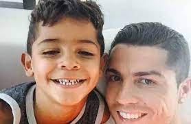 وعند سؤاله في إحدى المرات عن علاقته بابنه كريستيانو جونيور في هذه القضية، كان رونالدو واضحًا، وقال: ÙƒØ±Ø³ØªÙŠØ§Ù†Ùˆ Ø±ÙˆÙ†Ø§Ù„Ø¯Ùˆ Ø¬ÙˆÙ†ÙŠÙˆØ± ÙƒØ±ÙŠØ³ØªÙŠØ§Ù†Ùˆ Ø±ÙˆÙ†Ø§Ù„Ø¯Ùˆ