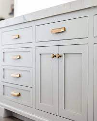 We see dark blue cabinets gold handles and a shingle backsplash. Pin By Ma Eugenia On Kitchen Grey Cabinets Kitchen Design Kitchen Hardware