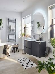 Une Salle De Bains Tendance Et Lumineuse En 2020 Idee Pour Petite Salle De Bain Meuble Sous Vasque Salle De Bain Tendance