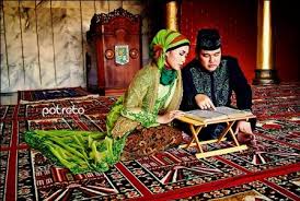 Biasanya, prewedding identik dengan adegan romantis dan biasanya pasangan dituntut untuk saling berdekatan dan beradegan mesra. Prewedding Di Masjid Koleksi Ide Konsep Foto Tips Lengkap