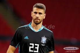 Simón thought better of it almost immediately and instead settled into a brief moment of reflection before collecting the ball from the net. Das Internationale Torhuterspiel Ein Ligenubergreifender Uberblick Teil 1 Frankreich Das Internationale Torhuterspiel Teil 4 Unai Simon Spanien