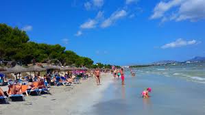 Nalazi se u sredozemnom na jugu su plaže prekrivene bisernim peskom i izgledaju gotovo nestvarno. Przewodnik Po Najlepszych Plazach Na Majorce