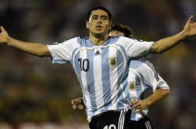 Juan roman riquelme, the supremely talented and sometimes controversial former boca juniors and argentina playmaker, has retired from football. Argentina Throwback Thursday Juan Roman Riquelme Against Peru Mundo Albiceleste