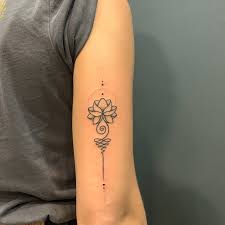 Jan 28, 2021 · like most tattoo artists, hongdam has heard plenty of stories in the chair—and flowers seem to hold special meaning for most clients that request them. All You Need To Know About Unalome Lotus Tattoo 1984 Studio
