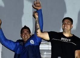 El pata medina siendo trasladado ayer a una sede de la prefectura naval local. Uocra La Plata Puli Medina Hizo Un Acto En Su Casa Y Salio Al Balcon A Lo Peron