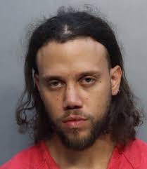 El artista Boricua Jhayco fue arrestado en Miami la madrugada del martes.  la policía lo encontró conduciendo un Corvette a unos 8 km/h Fue detenido  por posesión de cocaína y marihuana.