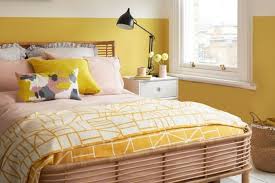 Sementara itu, untuk kamar yang sempit, ide dekorasi dengan dominasi warna hitam bisa dibilang kurang cocok karena hanya akan membuat ruangan. 10 Inspirasi Desain Warna Kuning Untuk Kamar