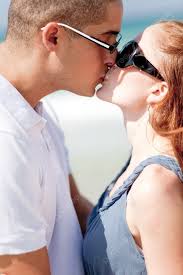 زوجين رومانسية تقبيل على الشاطئ صورة الخلفية والصورة للتنزيل المجاني -  Pngtree