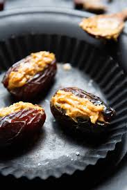 2 Zutaten Medjool Datteln Mit Erdnussbutter Mein Lieblingssnack Kochkarussell Rezept Rezepte Erdnussbutter Gesunde Snacks