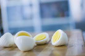 Per cucinare un uovo sodo per prima cosa le uova devono essere portate a temperatura ambiente e poi tuffate in acqua bollente a cui è stato aggiunto un cucchiaino di aceto bianco. Uova Sode I Tempi Di Cottura Trucchi E Consigli Per Uova Perfette