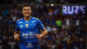 Marquinhos er en brasiliansk fodboldspiller, som blev født den 23. Marquinhos Gabriel Cre Em Jogo Mais Aberto Na Decisao Mineira Lance