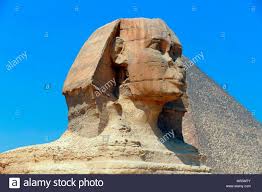 Hierzu gibt es verschiedene ansichten. Die Grosse Sphinx Von Gizeh Kalkstein Statue Eines Liegenden Sphinx Ein Fabelwesen Mit Dem Korper Eines Lowen Und Den Kopf Eines Menschen Direkt Gegenuber Von Westen Nach Osten Es Steht Auf Dem
